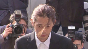 '경찰 출석' 정준영, "심려 끼쳐 죄송"&hellip;승리는 오후 출석