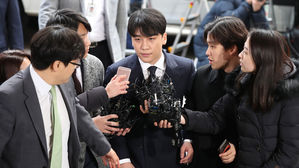 다시 경찰 포토라인 선 승리, 취재진 질문에 '굳은 표정'