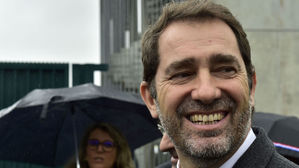 프랑스 내무장관, 클럽서 젊은 여성 포옹 사진 공개돼 구설