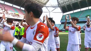 강원, '디펜딩 챔피언' 전북 제압!&hellip;감격의 첫 승