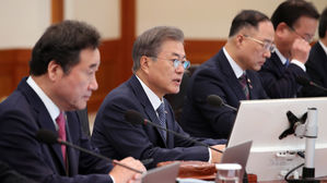 문 대통령 "제조업 활력 살리는 것이 우리 경제 살리는 길"