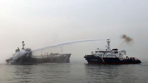 여수 오동도 앞 석유제품 운반선 화재 큰 불길 잡아