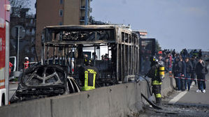 51명 탄 이탈리아 스쿨버스, 방화 전소&hellip;"테러 의도 배제 못해"