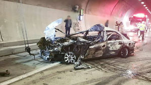 터널서 25톤 화물차 들이받은 승용차 화재&hellip;운전자 사망