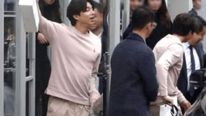 [SBS Star] Gong Yoo Gets Taken Away by Manager While Showing Off His Purchases to Fans