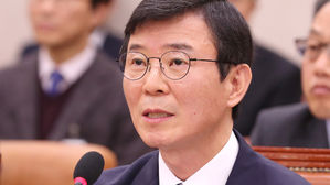 문성혁 청문회, 장남 특혜 채용 의혹 도마 위에&hellip;文 "전혀 몰랐다"