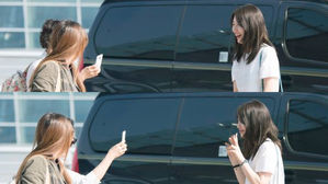 [SBS Star] A Lady Tries to Take Photos of Suzy Right in Front of Her & This Is How Suzy Responded