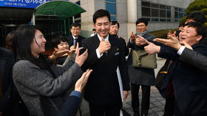대한항공 조양호 회장의 연임저지에 성공 후 밝은 표정의 시민단체 회원들과 박창진 지부장 (사진=연합뉴스)