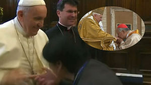 프란치스코 교황의 반지에 입을 맞춰라?! 교황의 속내는?