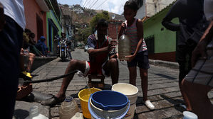 베네수엘라 사흘째 암흑천지&hellip;수백만 명 음식&middot;물 부족에 허덕