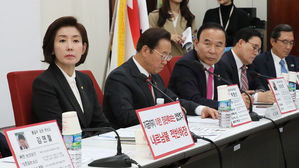 장관후보자 7명 전원 청문보고서 '빨간불'&hellip;한국당 "채택 거부"