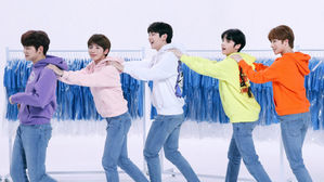 [SBS Star] TXT Members Reveal How They Saved Each Other on Their Cellphone