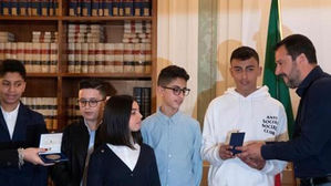 이탈리아, 스쿨버스 테러 막은 이민 2세 2명에 시민권 주기로