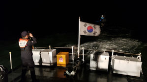 전남 신안서 연료 고갈 어선 표류&hellip;승선원 2명 구조