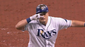 시즌 첫 안타를 결승타로!&hellip;최지만의 귀여운 세리머니