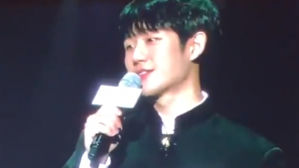 [SBS Star] VIDEO: Jung Hae In Sweetly Sings a Ballad Song to Fans at His Fan Meeting