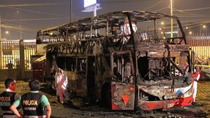 페루 이층버스 화재로 최소 20명 사망&middot;10명 부상