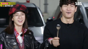 [SBS Star] VIDEO: Song Ji-hyo Makes a Shocking Announcement, "Kim Jong-kook & I Are a Couple!"