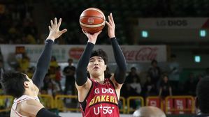 '김종규 31득점' LG, kt 꺾고 4강 PO 진출