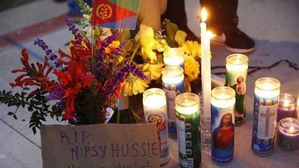 美 래퍼 닙시 허슬 피살 현장에 촛불 추모행렬&hellip;"갱 폭력 멈추자"