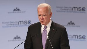 '불쾌한 손' 논란 바이든 "개인 공간 존중 유념하겠다"