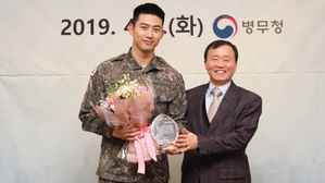 [SBS Star] Ok Taec Yeon Receives an Award for Being a Role Model to Other Soldiers