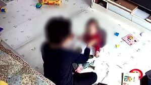 14개월 아기 뺨 때리고 발로 찬 '정부 돌보미'&hellip;경찰 수사
