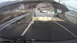 [뉴스딱] 아찔했던 차량 추락 사고&hellip;시비 가린 블랙박스 영상