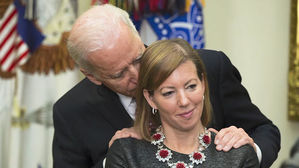 '부적절 신체접촉' 잇단 폭로 당한 바이든&hellip;더 커진 논란