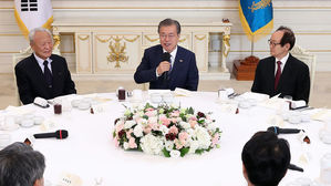 문 대통령 "국민들이 가장 걱정하는 대목이 경제"