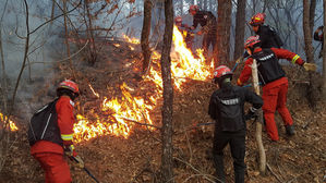 전북 남원 고리봉에 산불&hellip;바람 강해 잔불 정리 어려움