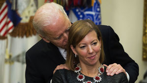 신체접촉 논란 농담거리 삼은 바이든&hellip;CNN "상황 더 악화"