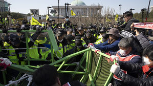 경찰 "국회 앞 민주노총 집회 불법 행위자, 엄정 사법처리하겠다"