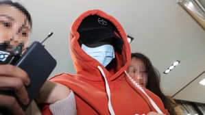 [영상] '남양유업 3세' 황하나 체포&hellip;고개 푹 숙인 채 '묵묵부답'