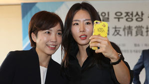 '평창 포옹' 이상화&middot;고다이라, '한일 우정상' 수상