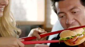 젓가락으로 햄버거를? 버거킹, 인종차별 광고로 논란