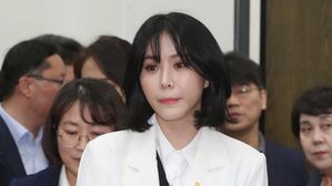 국회 간 윤지오 "많은 응원과 힘&hellip;악법도 법이란 말 싫다"