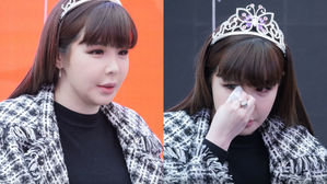 [SBS Star] VIDEO: Park Bom Shed Tears at a Recent Fan Signing Event