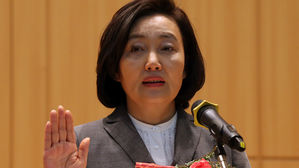 박영선 취임 일성 '상생과 공존'…"중기벤처 중심 경제로 개선"