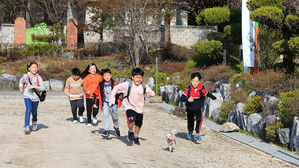 강원산불 지역 초등학교 학생들 (사진=연합뉴스)