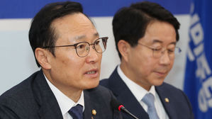민주당 "황교안, 정쟁 제조기 수준&hellip;4월 국회 응하라"&hellip;한국당 맹공