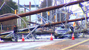 [Pick] '도미노처럼' 쓰러진 전봇대 24개&hellip;운전자 부부, 기적적 생존