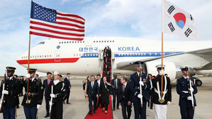 文 대통령, 방미 일정 돌입&hellip;내일 새벽 트럼프와 '2시간 회담'