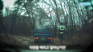 [뉴스딱] 추격전 끝 차 버린 운전자, 음주&middot;무면허&middot;수배자였다