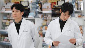 [SBS Star] Jung Hae In Turns Into a Handsome Pharmacist