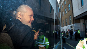 어산지, 영국 법원 출석 "미국 송환요구에 맞서 싸울 것"