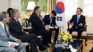 문 대통령  "톱다운 성과 필요"&hellip;폼페이오&middot;볼턴 "다각적 대화노력"