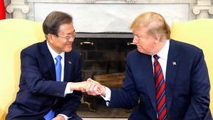 [풀영상] 트럼프 "한미 관계 긴밀"&hellip;문 대통령 "대화 모멘텀 유지해야"