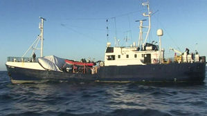 64명 태운 구조선 막아 선 살바니&hellip;표류하는 '지중해 난민들'