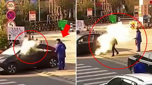 [Pick] 주유소서 담배 피우는 운전자에 분노해 소화기 발사한 직원